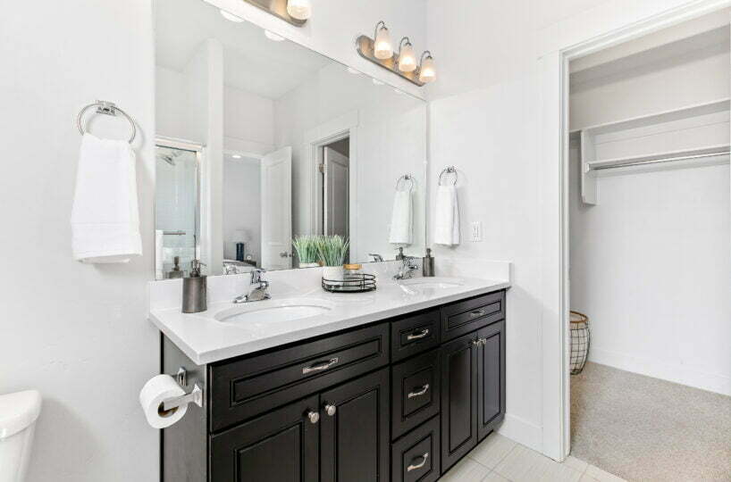 Photo of master bath in furnished 3 bedroom townhome near Salt Lake City, UT. Corporate housing.